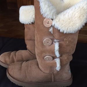 Uggs triple button chestnut boot